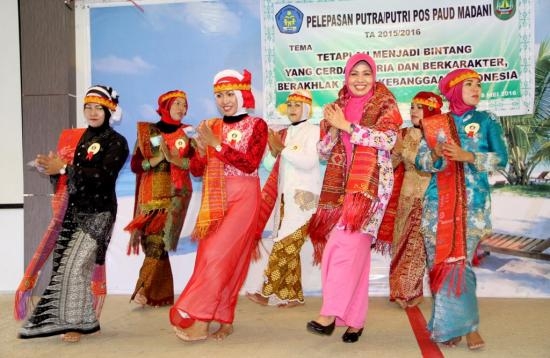 Wakil Ketua I Tim Penggerak PKK Kota Batam, Erlita Sari Amsakar menari Tor-tor